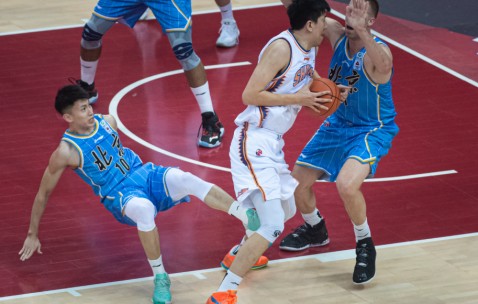 九游在线官网 -北城鲸鲨队鏖战江汉黑豹队，拳击锦标赛守住胜果，替补奇兵立功。外援联手发威的简单介绍