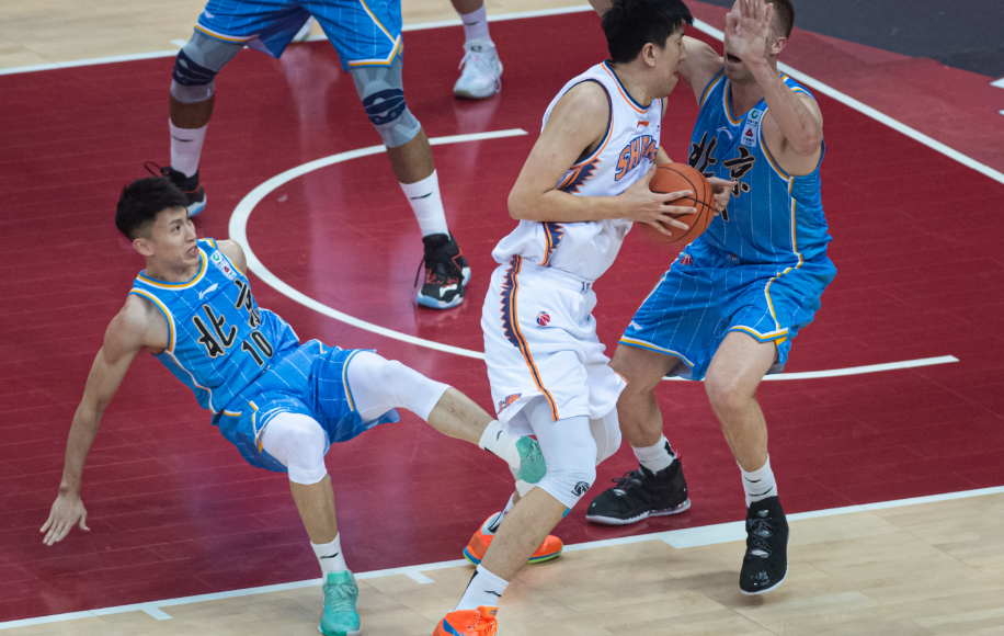 北城鲸鲨队鏖战江汉黑豹队，拳击锦标赛守住胜果，替补奇兵立功。外援联手发威的简单介绍