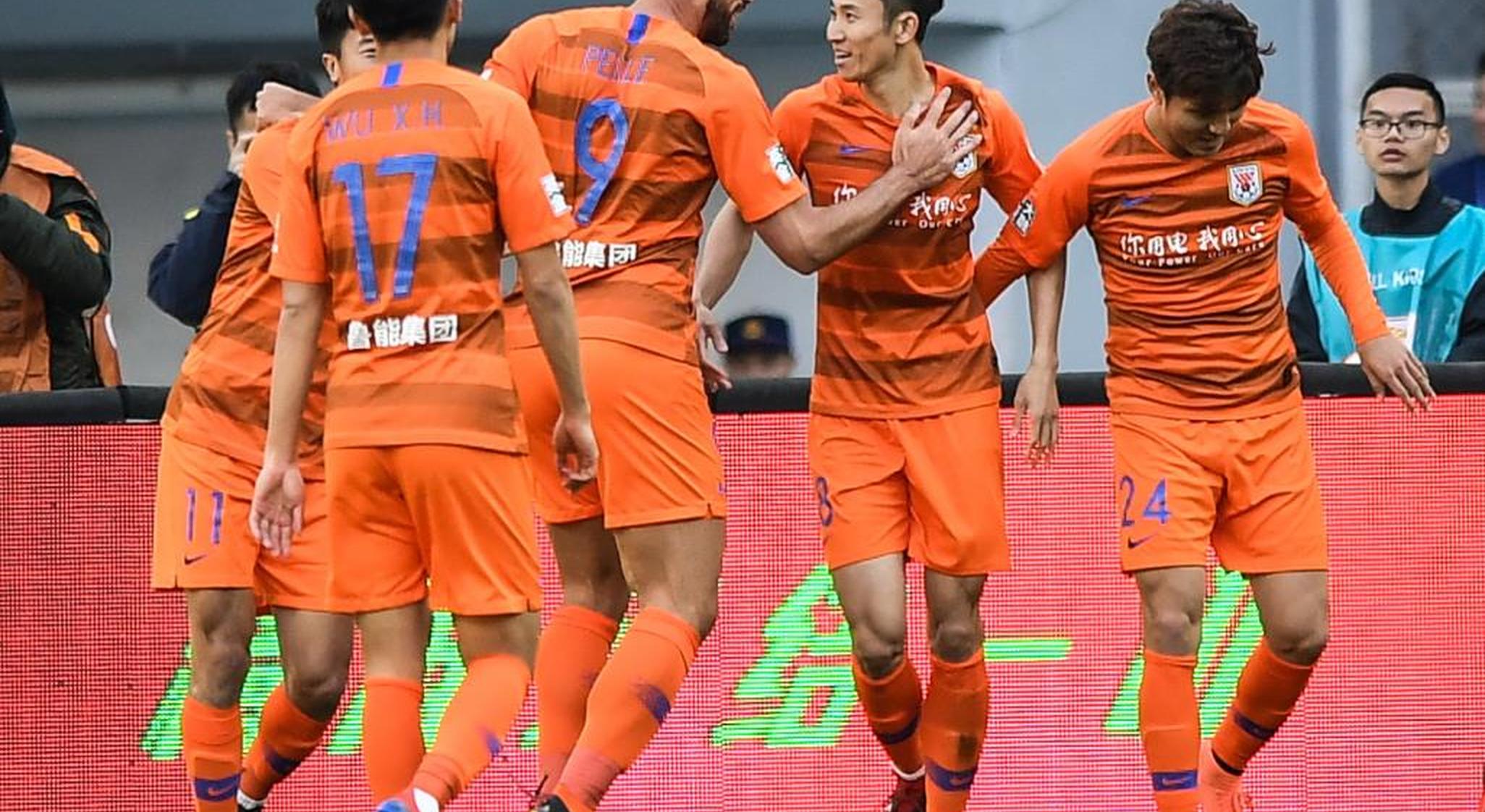 包含足总杯今晨再迎强敌，广州队再遭质疑，主帅态度：质疑声仍在，赛程密集仍需轮换的词条