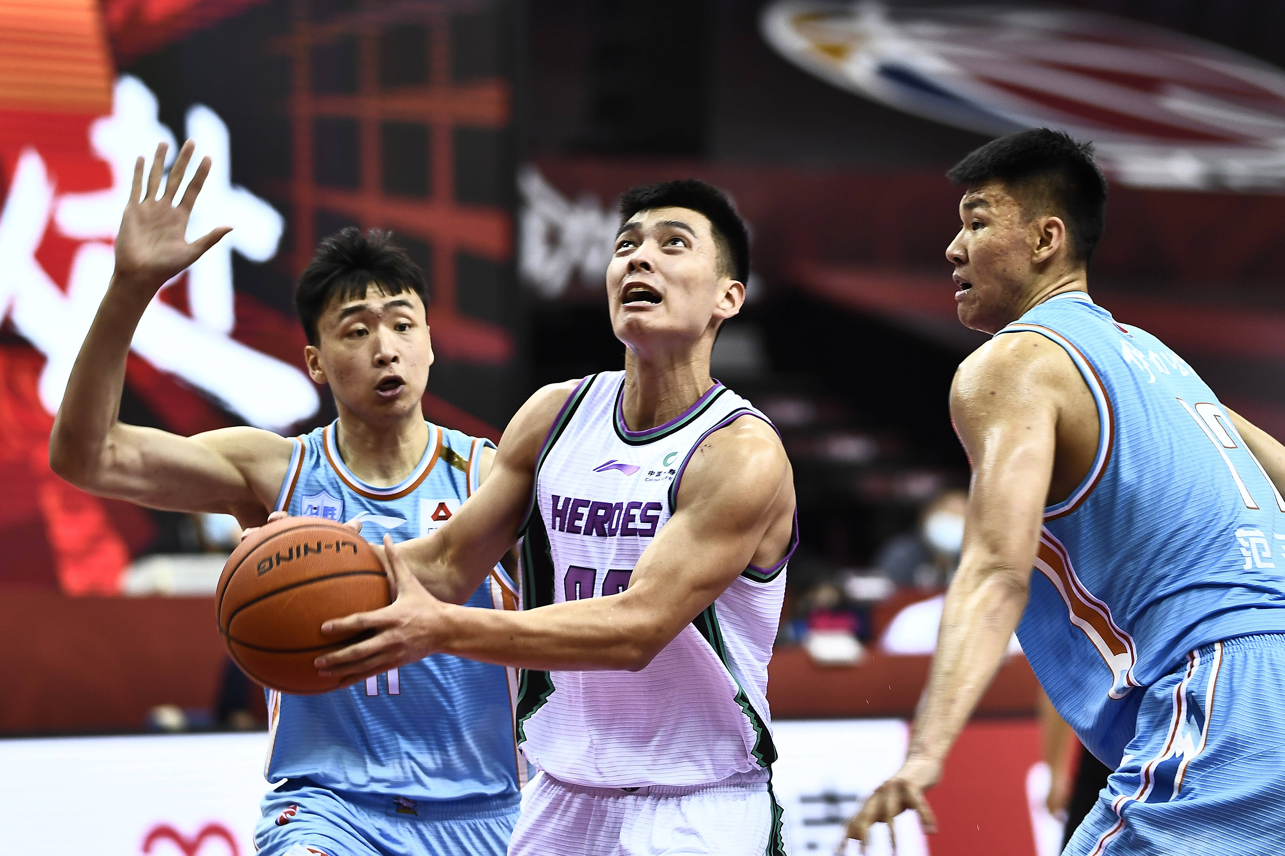 包含足总杯今晨再迎强敌，广州队再遭质疑，主帅态度：质疑声仍在，赛程密集仍需轮换的词条